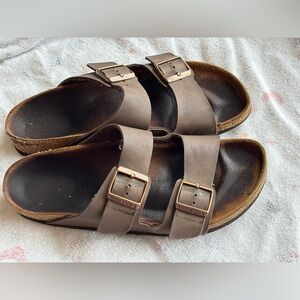 Birkenstock Arizona Sandals in mocha, size 42 narrow 🤎